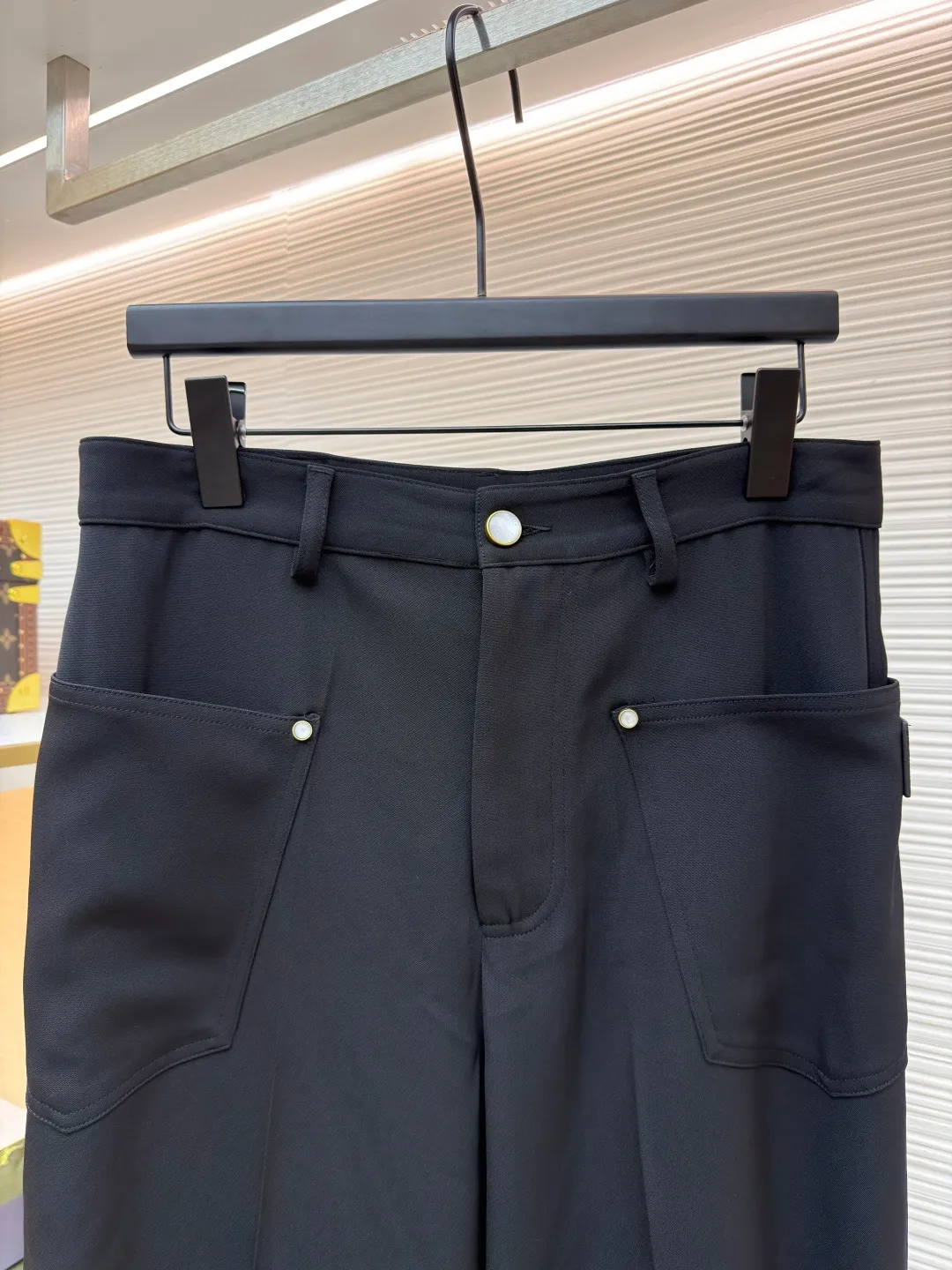 LOUIS VUITTON trousers with back earrings ●Original version: Purchased and developed for 12900 ●Item number: 1680814-A80 ●Fabric: Sheep spinning fabric ●Technology: Made on positioning cutting machine ●Version: Loose version ●Weight: about 680 grams ●Size: 46-48-50-52 ●Description: Using newly sheared sheep wool spinning and dyeing fabrics, high-speed rapier weaving in a dust-free and static-free workshop , double-sided weave, reverse satin texture, front messy texture, matching 60s cotton imitation Tencel twill lining, back pocket template motorcycle leather embossed embossed seal, 3# Swiss tooth bronze square slider, closed zipper, and the Saddle leather patch on the back pocket complement each other. The I-shaped buckle + rivets are made of bronze material with a bronze base. The molded pure natural pearl flat nails and buttons are laser-engraved in the later stage to make each one unique, and the overall vision has a halo effect. The overall wiring is straight and delicate, the fabric is comfortable and soft, and the color is consistent without color difference. It can be matched with the same style to create a fashionable look and control various occasions. Customized accessories, complete with three standards, same style for men and women!